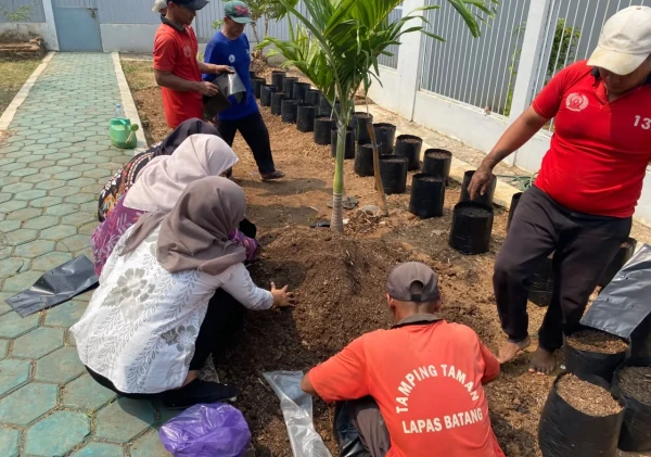 Manfaatkan Lahan Idle, Warga Binaan Lapas Batang Belajar Budidaya Melon melalui Polybag