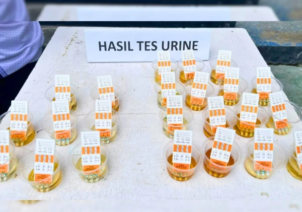 Perkuat Komitmen Zero Narkoba, Lapas Bandanaira Tes Urine Petugas dan Warga Binaan Jelang HBP ke-62