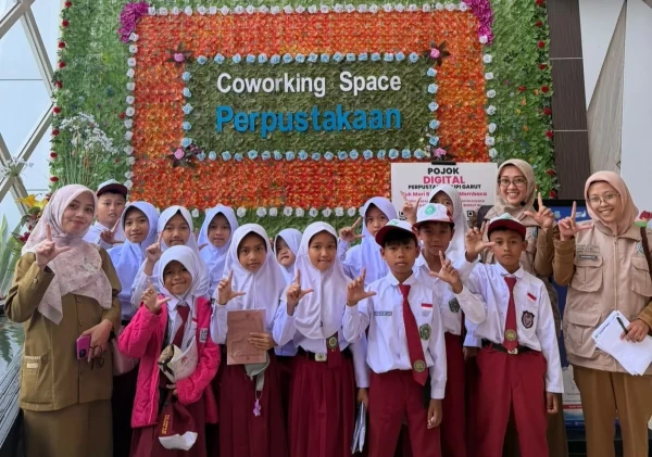 Siswa MIS Ar-Raudhotun Nur Kenal Sejarah dan Budaya Garut Lewat Kunjungan Perpustakaan