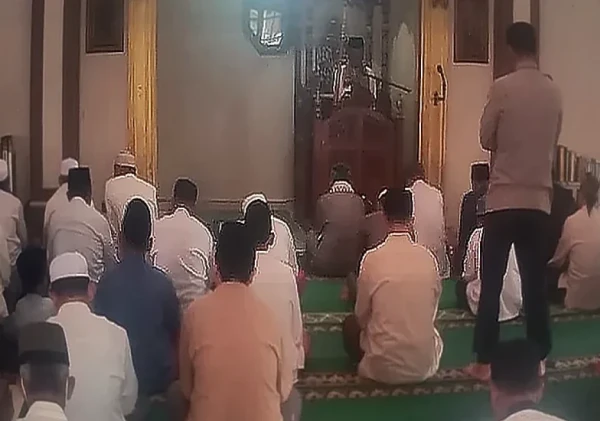 Kapolsek Kramatwatu Gelar Sholat Jumat Keliling, Jalin Kedekatan dengan Warga