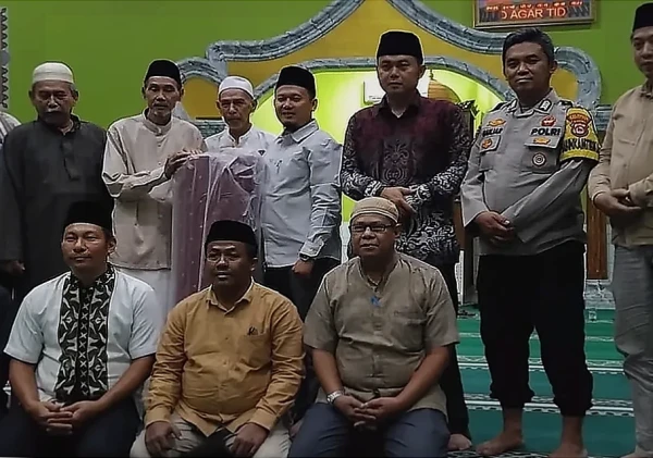Bhabinkamtibmas Polsek Serang Hadiri Tarawih Keliling, Pererat Silaturahmi Warga