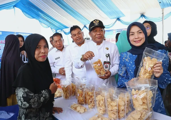 Bupati Serang Ratu Rachmatuzakiyah Buka Bazar Ramadan di Lebakwangi, Warga Antusias