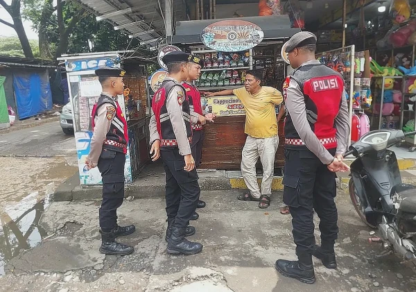 Personel Korps Sabhara Baharkam Polri Patroli Dialogis di Gunung Putri, Blusukan ke Pasar dan Perumahan