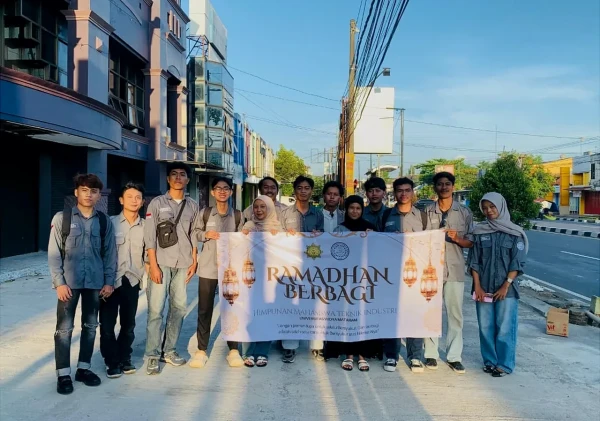Mahasiswa Teknik Industri UWM Bagikan Takjil Gratis, Terapkan Ilmu Logistik