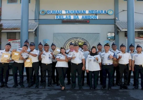 13 Petugas Rutan Ambon Terima Kenaikan Pangkat sebagai Apresiasi Kinerja