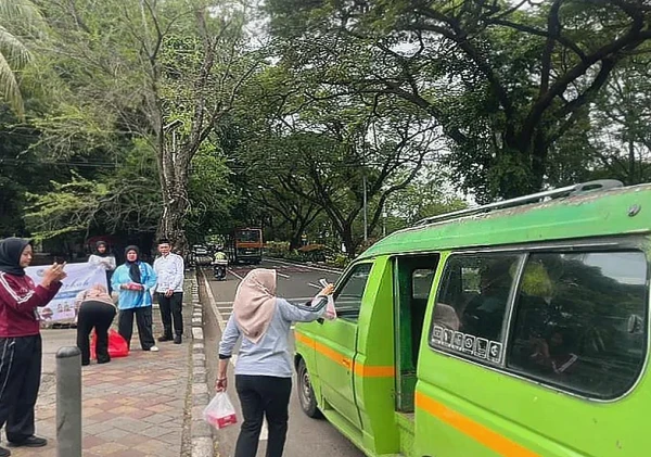 Lapas Perempuan Tangerang Gelar Jumat Berkah, Bagikan Nasi Kotak ke Warga Sekitar
