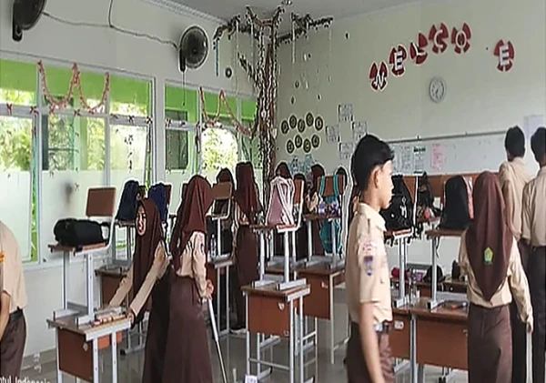 Siswa Kelas 8E MTs Negeri 4 Bantul Bersih-bersih Sambut Lomba Kebersihan