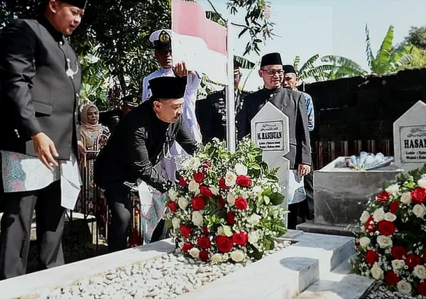 Wali Kota Bekasi Sematkan Helm Pahlawan di Makam M. Hasibuan