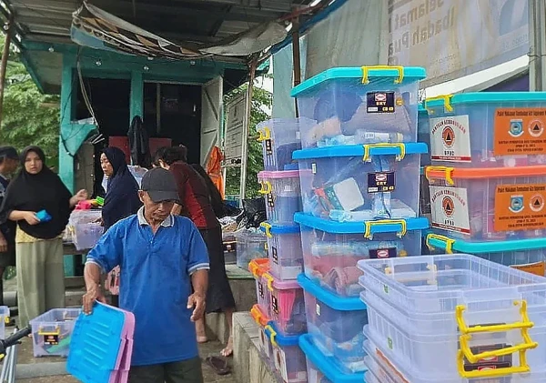 Pemkot Tangsel Salurkan Ratusan Paket Logistik untuk Korban Banjir Pondok Aren