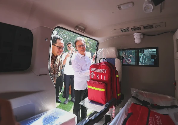 Kemenkes Salurkan 31 Ambulans dan Alkes dari Swasta untuk Daerah Terdampak Bencana