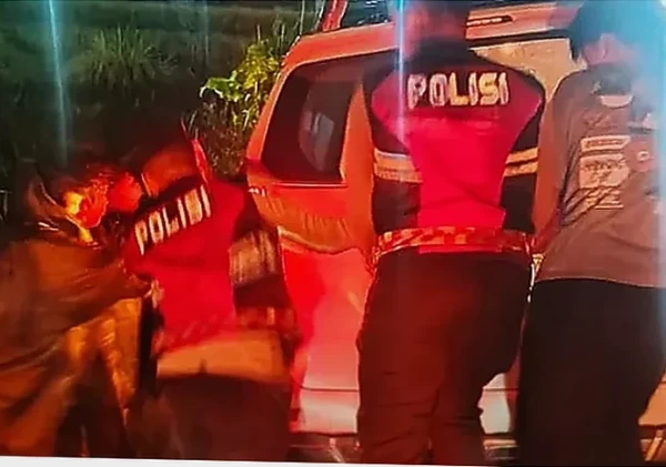 Sat Samapta Polres Serang Evakuasi Mobil Warga Terperosok di Cikande Saat Patroli