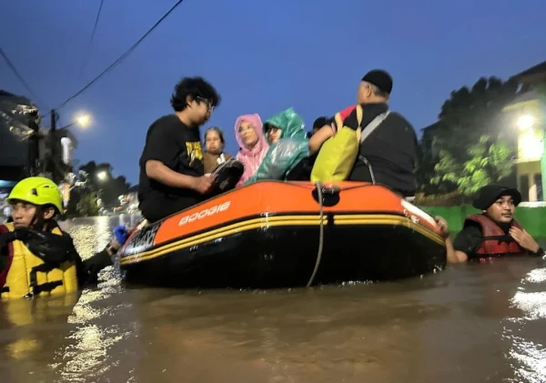 Tim Gabungan Pemkot Tangsel Evakuasi Warga Terdampak Banjir di Sejumlah Titik
