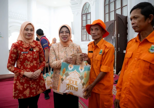 DWP Banten Beri 200 Paket Sembako untuk Petugas Kebersihan KP3B