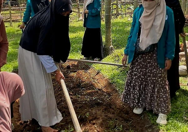 Mahasiswa UIN Lhokseumawe Tanam Apotek Hidup dan Sayuran di Desa Kuala Kereutou
