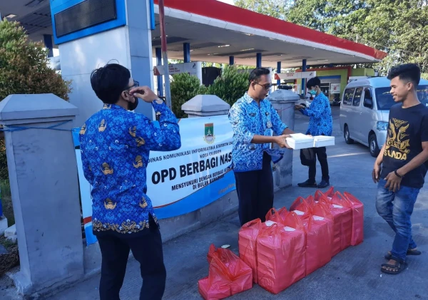 Pegawai Pemkot Cilegon Bagikan Ribuan Nasi Kotak kepada Warga