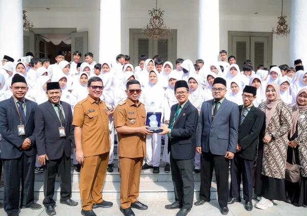 Ratusan Murid SD Al Azhar Serang Belajar Sejarah di Gedung Negara Banten, Disambut Langsung Gubernur Andra Soni