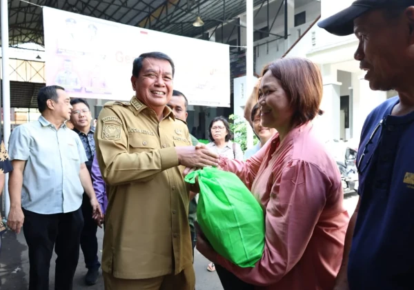 Jelang Natal dan Tahun Baru, Pemkab Tangerang Tebar Sembako Murah di Kawasan Gereja Citra Raya