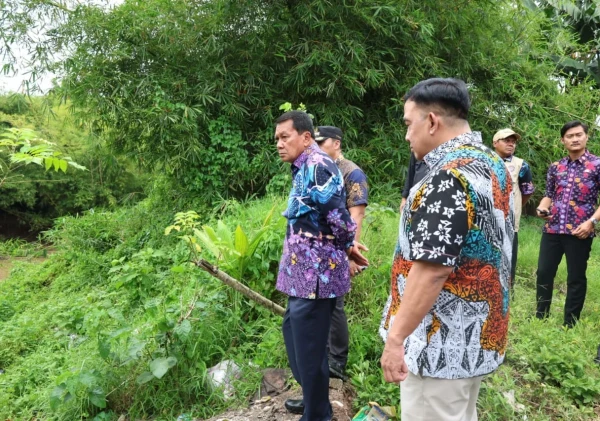 Enam Rumah di Bibir Sungai Terancam, Bupati Turun Langsung Tinjau Longsor Cidurian