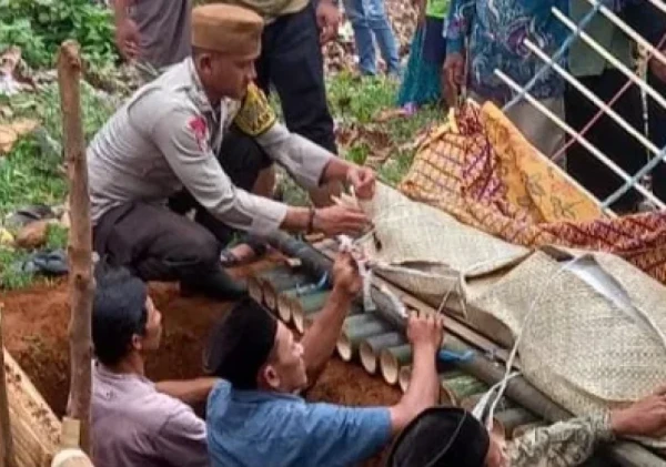 Bripka Eka Antarkan Warga Binaannya Ke Tempat Peristirahatan Terakhir