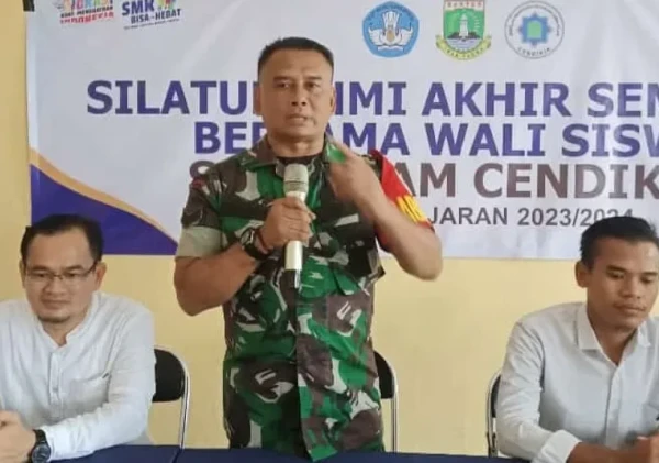 Sertu Deni Babinsa Koramil 0602-13/Padarincang Sampaikan Pesan Saat Bertemu Orang Tua Siswa