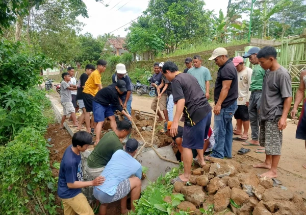 Puluhan Warga Desa Cisangu Gotong Royong Rapikan Jalan dan Normalisasi Saluran Air