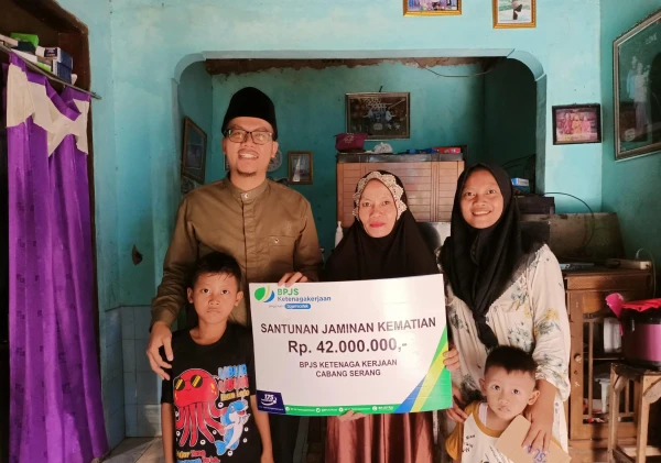 Kepala Desa Sindangheula Serahkan Santunan JKM BPJS Ketenagakerjaan kepada Ahli Waris