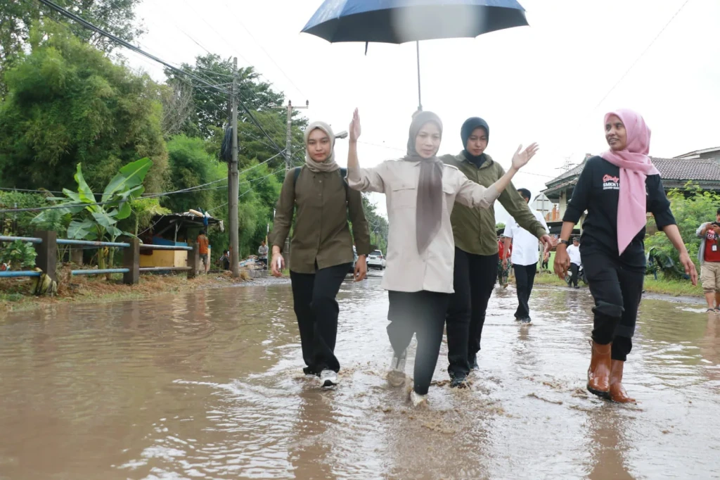 Bupati Serang Tinjau Lokasi Banjir di Pulo Ampel, Serukan Gerakan “Gerebeg Sampah”