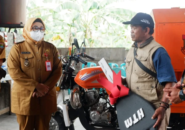 Wabup Intan Serahkan Bantuan Gerobak Motor untuk TPS3R Sindang Jaya