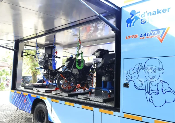 Bupati Tangerang Luncurkan Mobil Training Servis Motor dan Serahkan Bantuan Alat Service AC