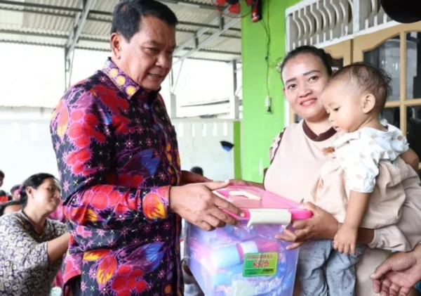 Bupati Tangerang Salurkan Bantuan kepada Masyarakat Terdampak Banjir di Pakuhaji