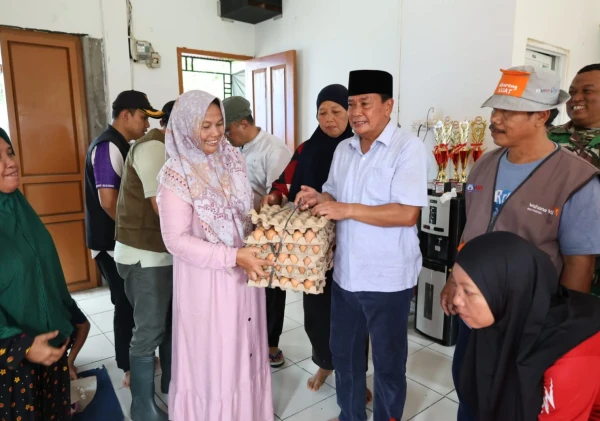 Bupati Tangerang Tinjau Lokasi Banjir, Ikut Masak dan Makan Bersama Warga