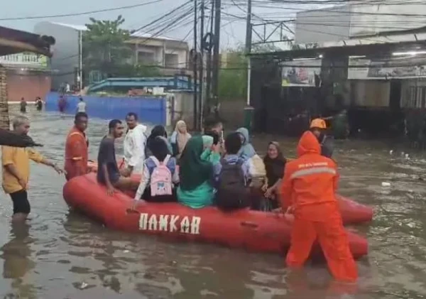 BPBD Kota Tangerang Kerahkan 16 Unit Perahu untuk Bantu Mobilitas Warga di Lokasi Banjir
