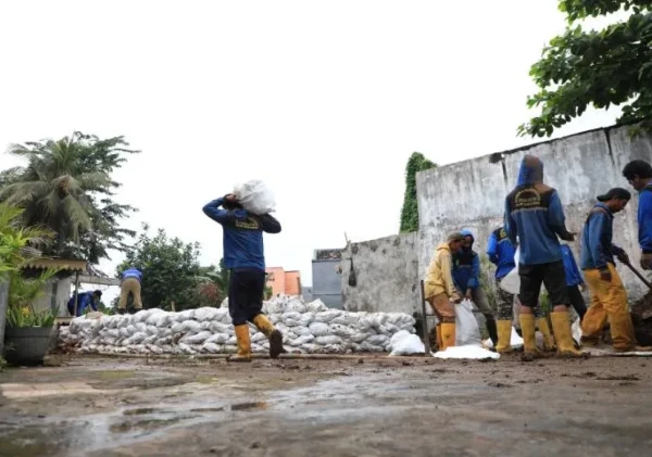 Pemkot Tangerang Tangani Darurat Turap Longsor di Kali Angke