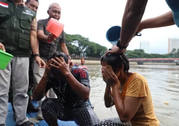 Ratusan Warga Babakan Lestarikan Tradisi Keramas Bareng Jelang Ramadan