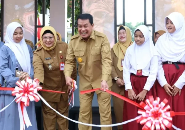 Hari Pertama Sekolah 2026, Bupati Tangerang Resmikan Halte Bus Sekolah Gratis, Pelajar: Lebih Nyaman dan Aman