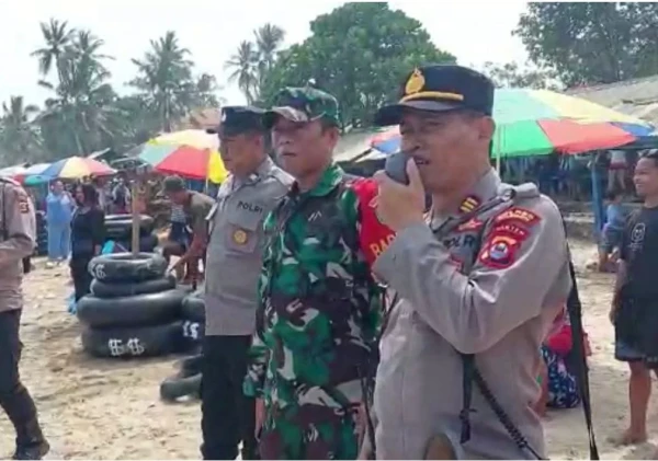 Sat Bimas Polres Cilegon Himbau Pengunjung Agar Bergantian Laksanakan Liburan ke Pantai Anyer