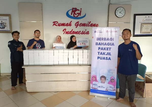 Kejar Keberkahan Ramadan, LAZ Al Azhar Bagikan Ribuan Paket Takjil Bahagia