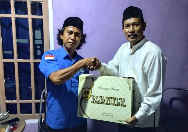 Di penghujung Ramadhan, Wakil Ketua KWRI Bagikan THR Sarung