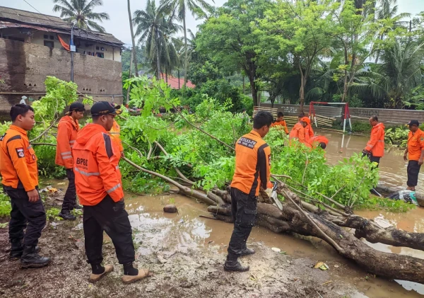 BPBD Kerahkan Belasan Personel Atasi Banjir di Pulomerak