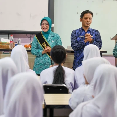 Tinawati Ingatkan Pelajar Jangan Terlena Media Sosial
