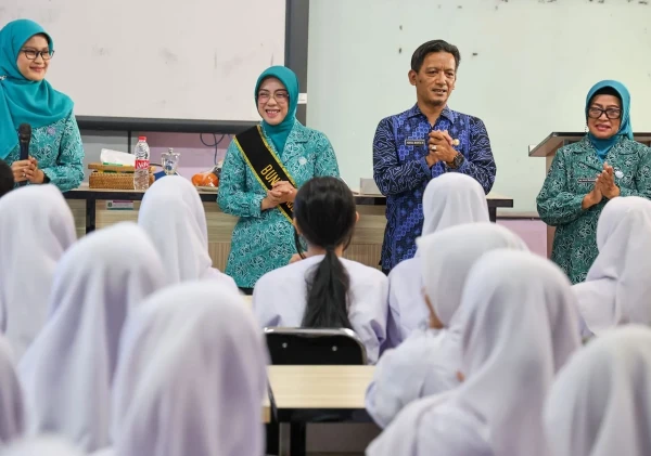 Tinawati Ingatkan Pelajar Jangan Terlena Media Sosial