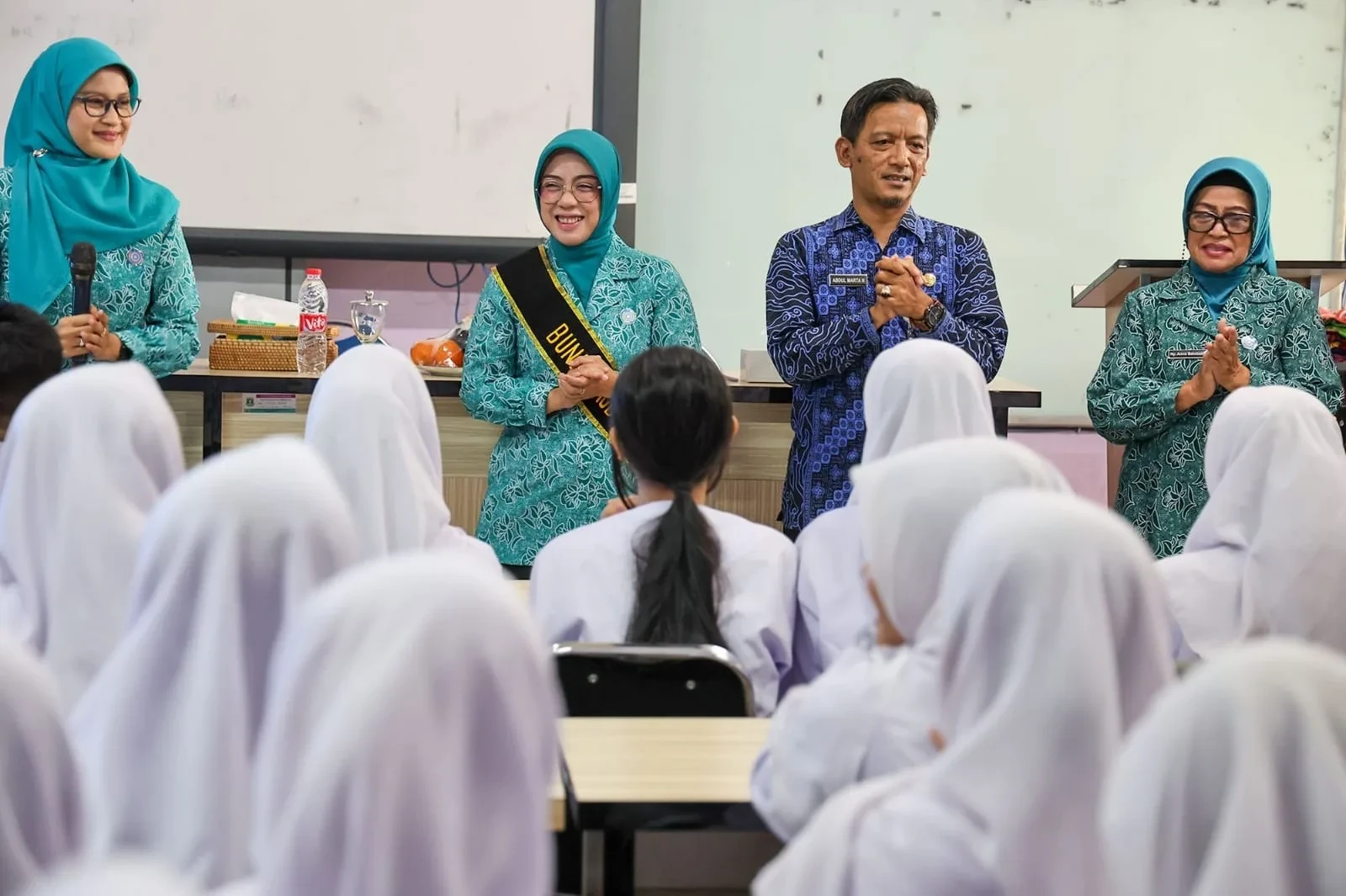 Tinawati Ingatkan Pelajar Jangan Terlena Media Sosial