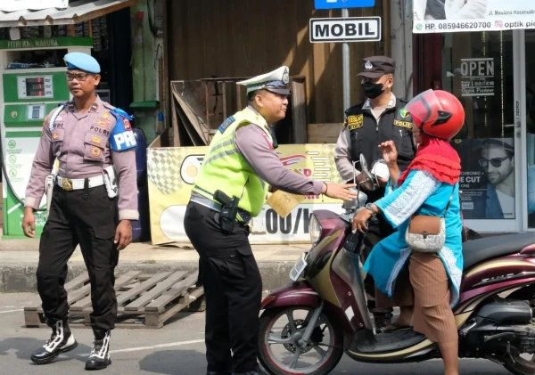 Hari Ketujuh Operasi Patuh Maung 2023, Ditlantas Polda Banten Beri Teguran di Pasar Royal Kota Serang