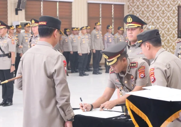 Kapolda Banten Pimpin Upacara Sertijab Ka Spn Polda Banten dan 2 Kapolres.