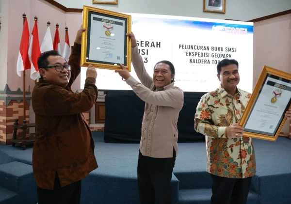 Berkontribusi Atas Pembangunan Pers, Pj Gubernur Banten Al Muktabar Raih Anugerah Sahabat Pers SMSI
