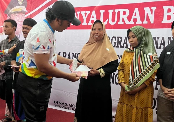 Pj Gubernur Banten Al Muktabar Salurkan Bansos Penanganan Kemiskinan Ekstrem di Kabupaten Lebak