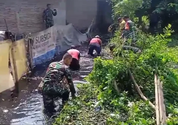 Antisipasi Banjir, Koramil 0602-18/Kragilan Bersihkan Saluran Irigasi Bersama Masyarakat