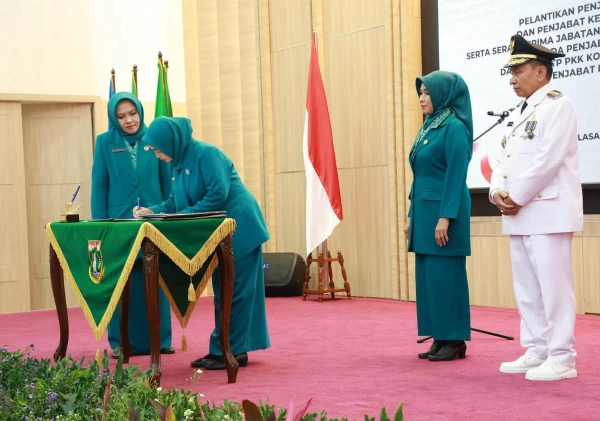 Pj Ketua TP PKK Provinsi Banten Tine Al Muktabar Lantik Nurhasanah Yedi Rahmat sebagai Pj TP PKK Kota Serang
