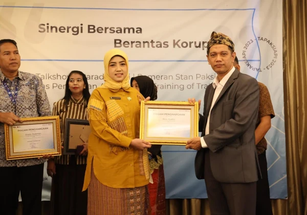 Ketua FORPAK Banten Terima Penghargaan KPK