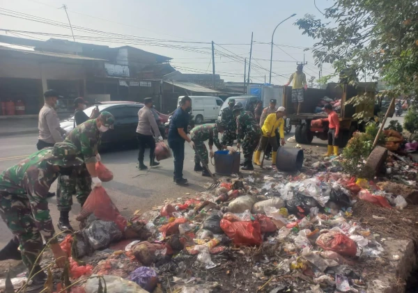 Koramil 0602-19/Cikande Laksanakan Karya Bakti Pembersihan Sampah